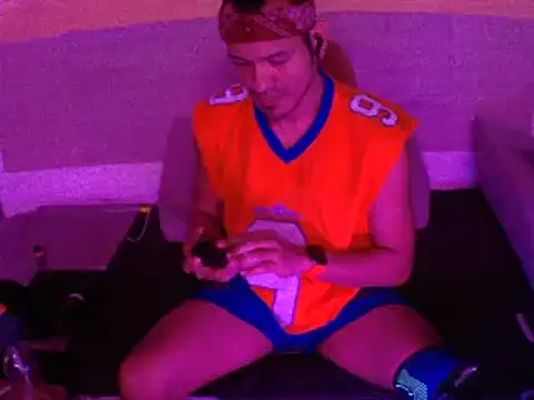 Snapshot of thesummerboy chatting on January 19, 12:06 am thesummerboy online show from January 19, 12:06 am