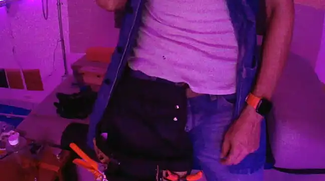 Snapshot of thesummerboy chatting on January 24, 2:28 am thesummerboy online show from January 24, 2:28 am