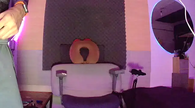 Snapshot of thesummerboy chatting on February 6, 3:16 am thesummerboy online show from February 6, 3:16 am