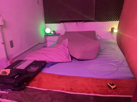 Snapshot of thesummerboy chatting on October 1, 6:19 am thesummerboy online show from October 1, 6:19 am