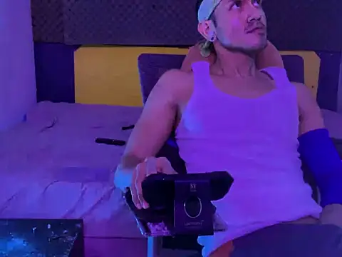 Snapshot of thesummerboy chatting on November 22, 8:35 am thesummerboy online show from November 22, 8:35 am