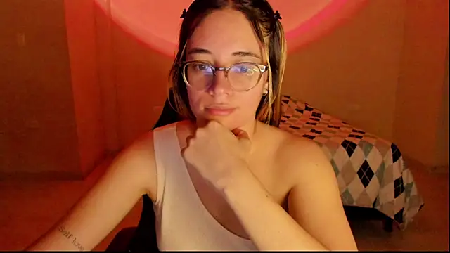 Snapshot of atenas_05_ chatting on October 8, 9:29 am atenas 05 online show from October 8, 9:29 am