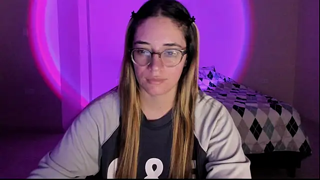 Snapshot of atenas_05_ chatting on October 12, 9:30 am atenas 05 online show from October 12, 9:30 am