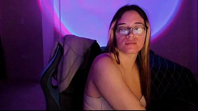 Snapshot of atenas_05_ chatting on October 13, 9:20 am atenas 05 online show from October 13, 9:20 am