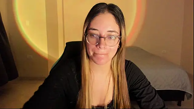 Snapshot of atenas_05_ chatting on October 25, 9:28 am atenas 05 online show from October 25, 9:28 am