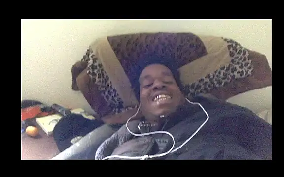 Snapshot of POPAYE972 chatting on April 15, 10:33 am POPAYE972 online show from April 15, 10:33 am