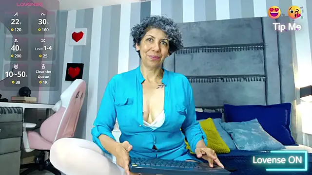 Snapshot of Julianewell chatting on February 3, 3:49 pm Julianewell online show from February 3, 3:49 pm