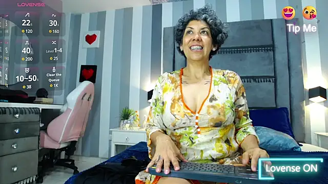 Snapshot of Julianewell chatting on February 6, 6:46 pm Julianewell online show from February 6, 6:46 pm