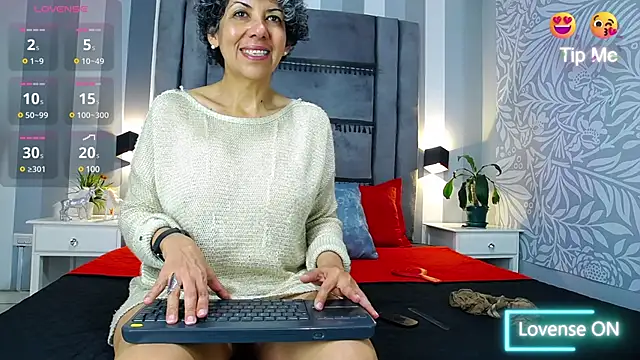 Snapshot of Julianewell chatting on February 19, 12:11 pm Julianewell online show from February 19, 12:11 pm