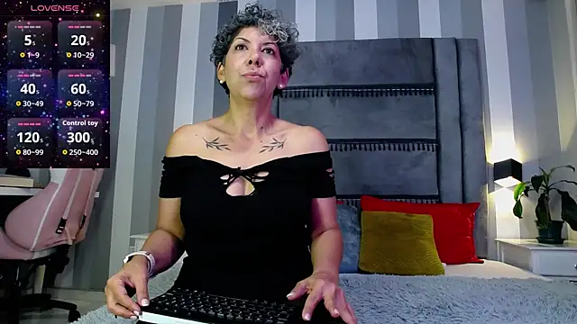 Julianewell online show from April 30, 12:22 pm