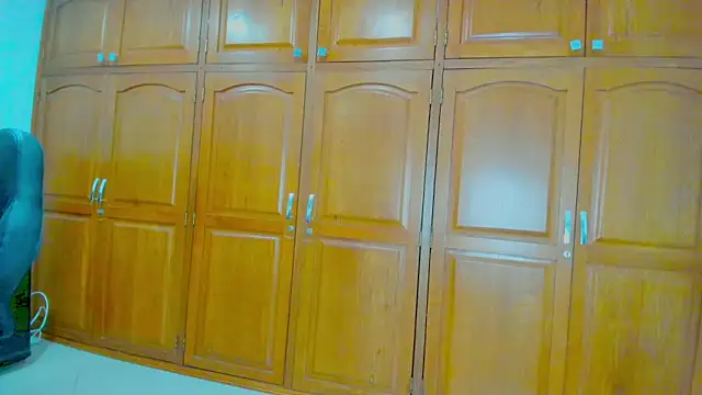 emmakolactro2001 online show from December 18, 6:52 am