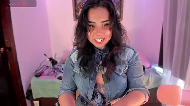 Snapshot of kiki_cavilll chatting on April 7, 2:28 pm kiki cavilll online show from April 7, 2:28 pm
