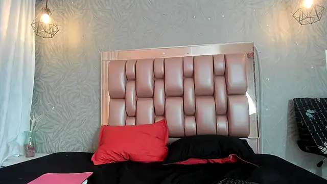 Snapshot of KOURTNEY-- chatting on November 7, 2:33 am KOURTNEY-- online show from November 7, 2:33 am