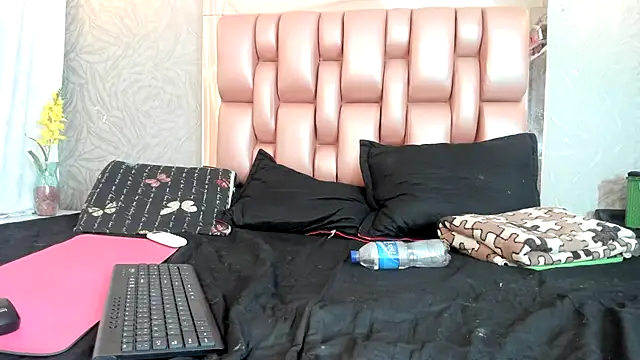 Snapshot of KOURTNEY-- chatting on November 13, 2:10 am KOURTNEY-- online show from November 13, 2:10 am