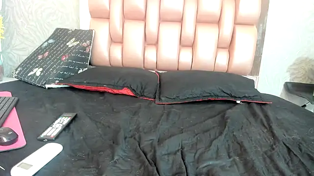 Snapshot of KOURTNEY-- chatting on November 15, 2:09 am KOURTNEY-- online show from November 15, 2:09 am