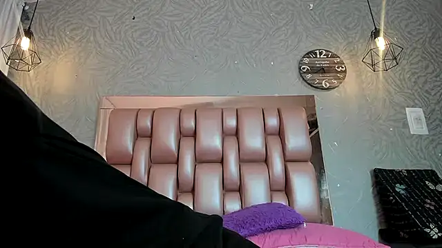 Snapshot of KOURTNEY-- chatting on November 30, 2:15 am KOURTNEY-- online show from November 30, 2:15 am