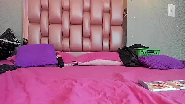 Snapshot of KOURTNEY-- chatting on December 19, 2:51 am KOURTNEY-- online show from December 19, 2:51 am