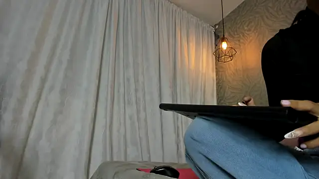 Snapshot of KOURTNEY-- chatting on January 17, 2:27 am KOURTNEY-- online show from January 17, 2:27 am