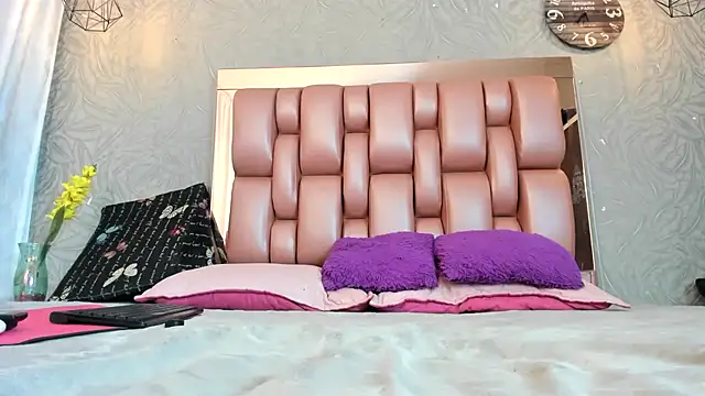 Snapshot of KOURTNEY-- chatting on February 7, 2:37 am KOURTNEY-- online show from February 7, 2:37 am