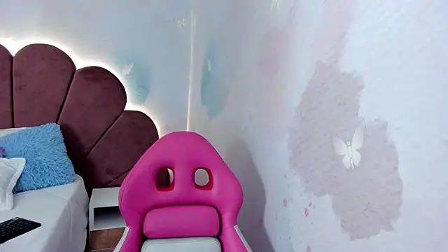 Snapshot of Carohorny4u chatting on January 12, 1:27 pm Carohorny4u online show from January 12, 1:27 pm