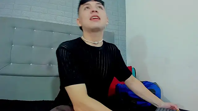 Snapshot of Bragam_Stiven chatting on December 9, 11:56 pm Bragam Stiven online show from December 9, 11:56 pm