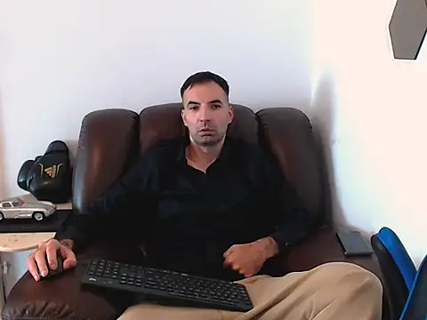 Snapshot of Leo_1617 chatting on October 10, 10:25 am Leo 1617 online show from October 10, 10:25 am