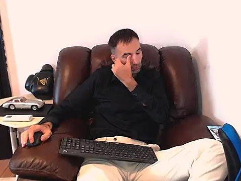 Snapshot of Leo_1617 chatting on October 11, 9:19 am Leo 1617 online show from October 11, 9:19 am