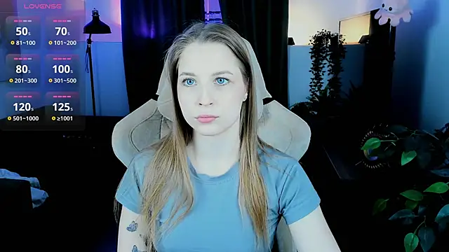 Snapshot of CuteMousee chatting on December 16, 11:37 am CuteMousee online show from December 16, 11:37 am