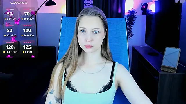 Snapshot of CuteMousee chatting on February 6, 9:23 am CuteMousee online show from February 6, 9:23 am