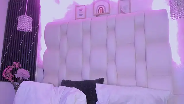 Snapshot of MelodiLovee_ chatting on April 6, 6:31 pm MelodiLovee online show from April 6, 6:31 pm