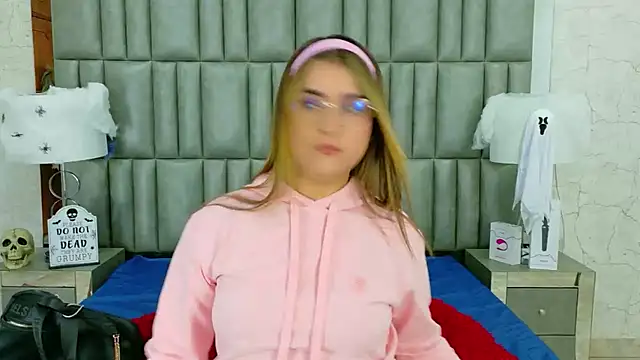 Snapshot of ZoehRoux chatting on October 15, 4:01 am ZoehRoux online show from October 15, 4:01 am