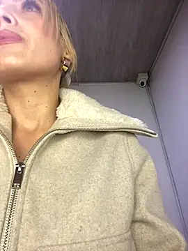 Snapshot of alicev_kitty chatting on October 22, 12:49 pm alicev kitty online show from October 22, 12:49 pm