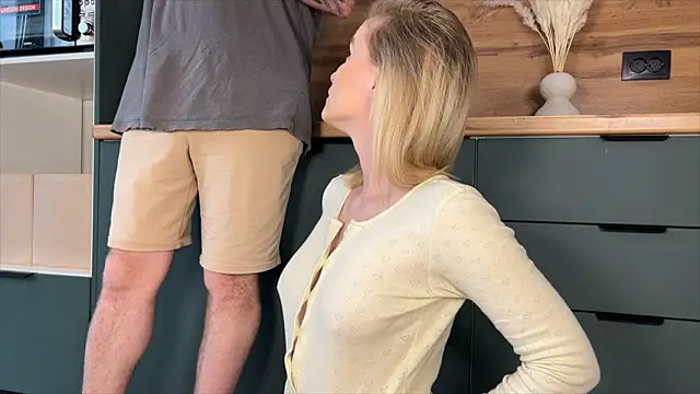 Snapshot of Adelovenick chatting on March 26, 9:48 am Adelovenick online show from March 26, 9:48 am