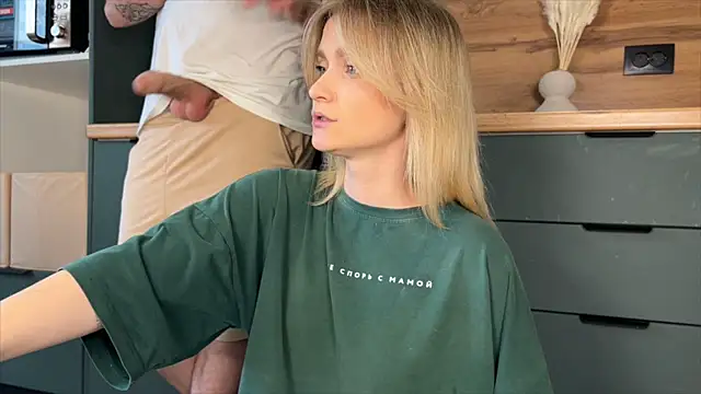 Snapshot of Adelovenick chatting on April 4, 10:13 am Adelovenick online show from April 4, 10:13 am