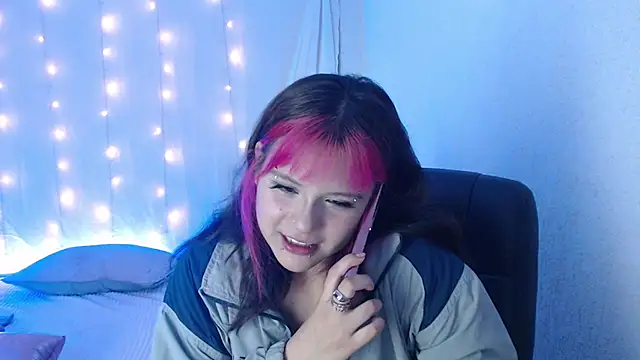 Snapshot of mixie_cute chatting on December 12, 10:52 pm mixie cute online show from December 12, 10:52 pm