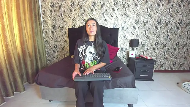 EmiGomez  online show from December 5, 12:58 pm