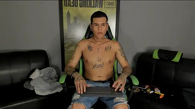 Snapshot of jamesinked_ chatting on January 14, 2:19 am jamesinked  online show from January 14, 2:19 am