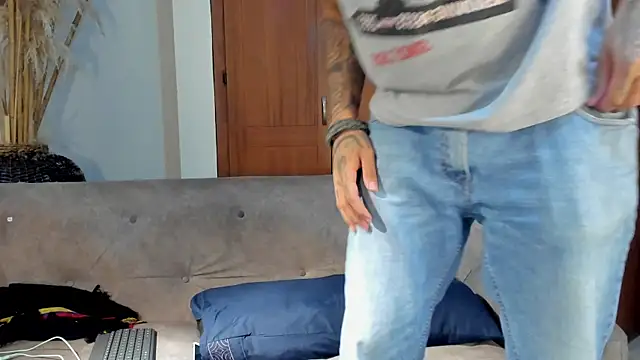 Snapshot of jamesinked_ chatting on October 18, 2:25 am jamesinked  online show from October 18, 2:25 am