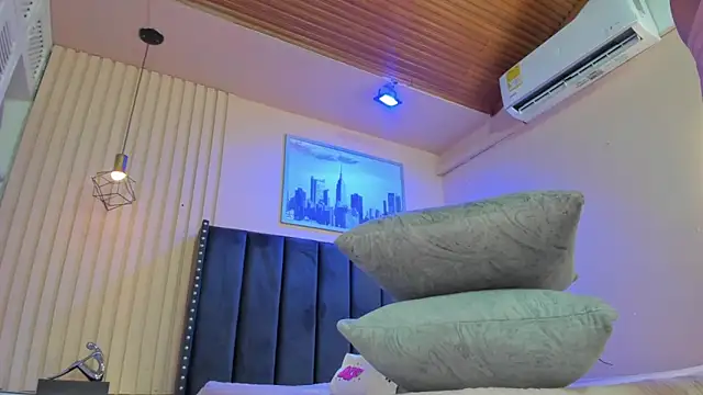 viiolett lee online show from March 25, 8:15 pm