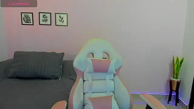 Snapshot of sophie_pazz chatting on May 9, 10:15 pm sophie pazz online show from May 9, 10:15 pm