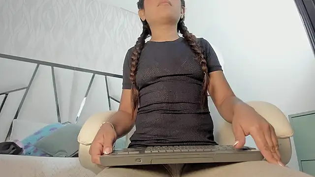 Snapshot of Victoriaa_millers chatting on March 13, 7:09 pm Victoriaa millers online show from March 13, 7:09 pm