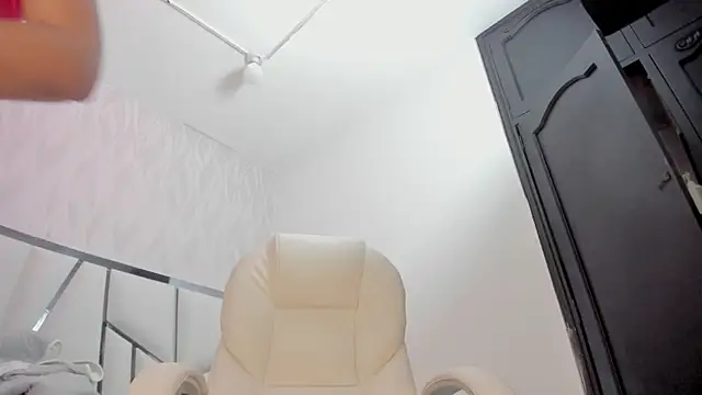 Snapshot of Victoriaa_millers chatting on March 28, 8:08 pm Victoriaa millers online show from March 28, 8:08 pm