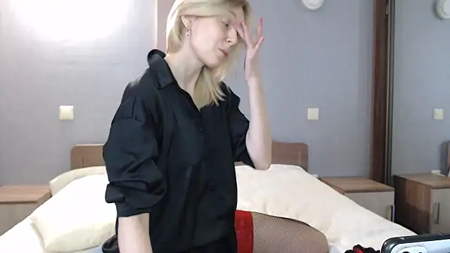 Snapshot of AvelinaLeoni chatting on March 5, 6:01 am AvelinaLeoni online show from March 5, 6:01 am