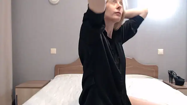 Snapshot of AvelinaLeoni chatting on March 7, 5:40 am AvelinaLeoni online show from March 7, 5:40 am