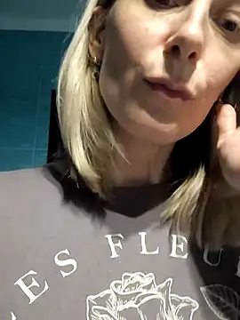 Snapshot of AvelinaLeoni chatting on November 19, 7:25 pm AvelinaLeoni online show from November 19, 7:25 pm