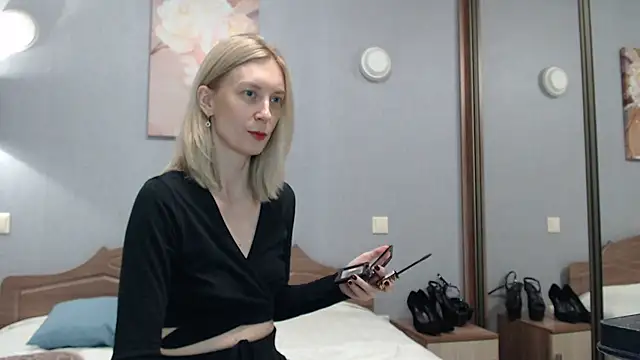 Snapshot of AvelinaLeoni chatting on December 1, 6:29 am AvelinaLeoni online show from December 1, 6:29 am