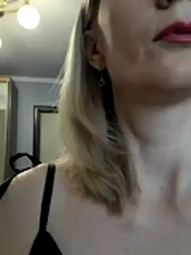 Snapshot of AvelinaLeoni chatting on January 12, 6:51 am AvelinaLeoni online show from January 12, 6:51 am