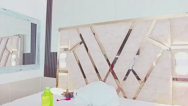 Snapshot of molly_sweetee chatting on October 18, 1:52 am molly sweetee online show from October 18, 1:52 am