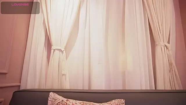 Snapshot of Sophia_wilsonn_ chatting on October 22, 11:32 am Sophia wilsonn  online show from October 22, 11:32 am