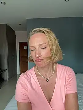 Snapshot of UmaTruewoman chatting on April 9, 6:19 am UmaTruewoman online show from April 9, 6:19 am